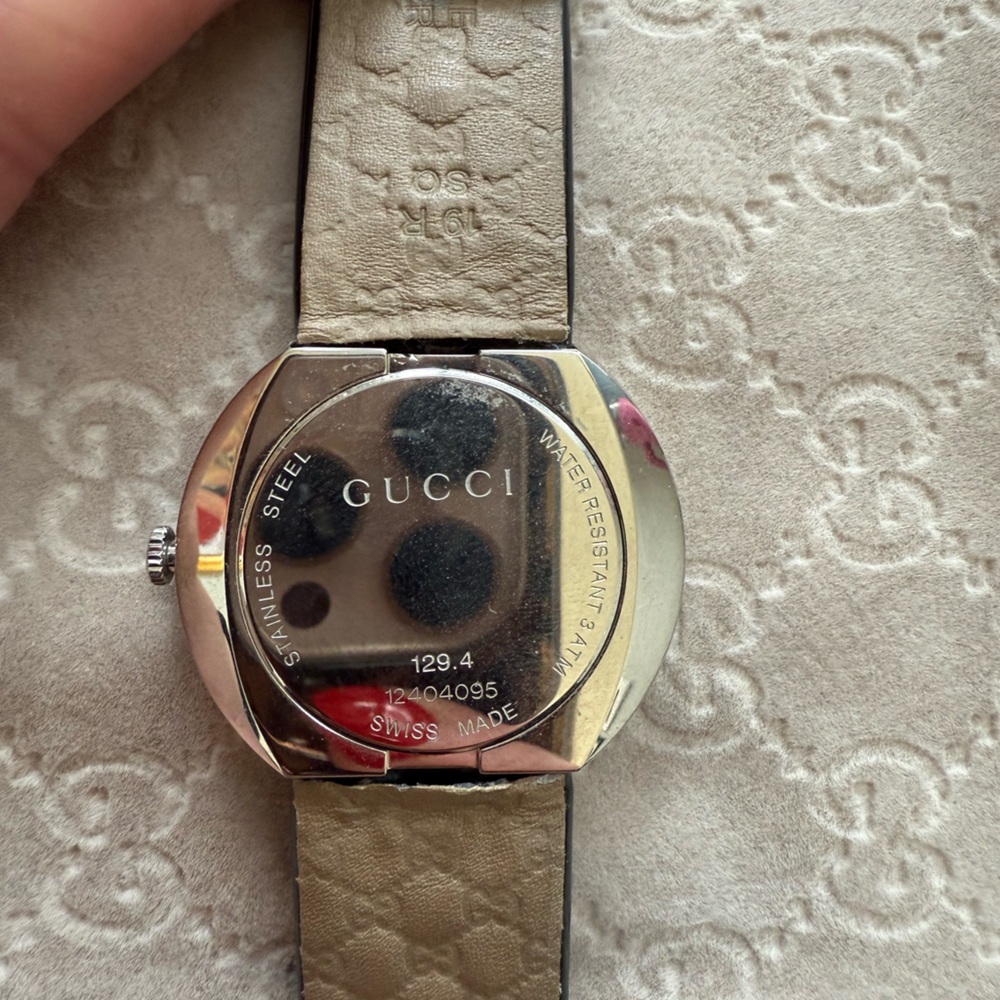 Gucci women’s watch with interchangeable brown and black bands! - Picture 5 of 8